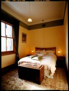 - une chambre avec un grand lit et un coffre dans l'établissement Braemar On Parliament St, à Auckland