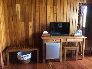 TV a/nebo společenská místnost v ubytování Inle Cottage Boutique Hotel
