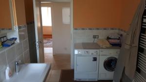 eine Küche mit einer Waschmaschine und einem Waschbecken in der Unterkunft Alter deutscher Ring in Krefeld
