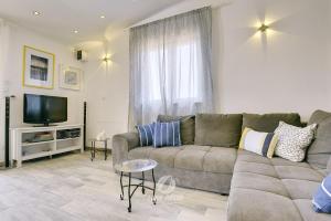 sala de estar con sofá y TV en Villa Emily en Peroj