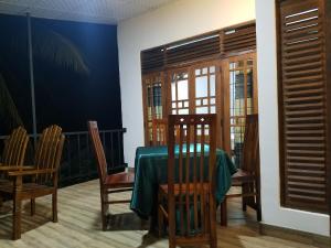comedor con mesa y sillas en Yashumi Homestay, en Dambulla