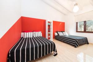 - 2 lits dans une chambre aux murs rouges dans l'établissement Es Serral, à Sa Pobla 43 autres photos