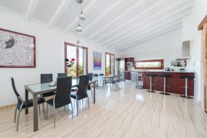 une salle à manger et une cuisine avec une table et des chaises dans l'établissement Es Serral, à Sa Pobla