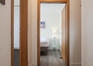 uma porta aberta para um quarto com uma cama em Am Roten Kreuz 11, Winterberg-Zuschen em Winterberg