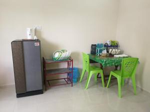 Kitchen o kitchenette sa Chalet Desa Halban