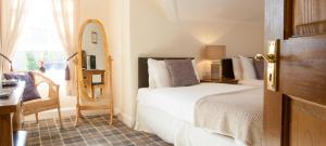 Кровать или кровати в номере Glenmoriston Arms Hotel