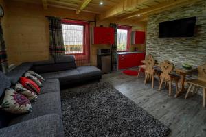 sala de estar con sofá y mesa en Domek Regionalny Dan Pio en Zakopane