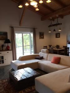 A seating area at Villa Flora Lavenda
