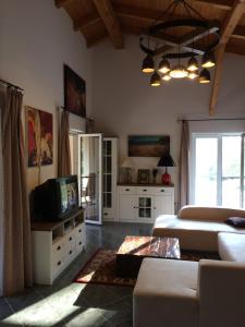 A television and/or entertainment centre at Villa Flora Lavenda