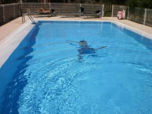Bazén v ubytovaní Hotel Santa Coloma del Camino alebo v jeho blízkosti