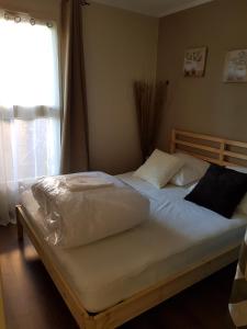 ein Bett mit weißen Laken und Kissen in einem Schlafzimmer in der Unterkunft Marina village in Saint Cyprien Plage + 23 Fotos