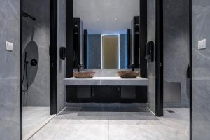 科斯镇Diamond Boutique Hotel的浴室设有2个水槽和1个带镜子的台面