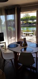 サン・シプリアン・プラージュにあるMarina villageの水辺の景色を望む客室で、テーブルと椅子が備わります。