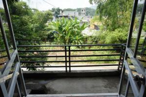 - une vue depuis le sommet d'un pont dans l'établissement Ha Giang Creekside Homestay and Tours, à Ha Giang