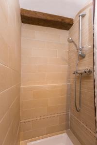 a bathroom with a shower and a toilet at Le Chat Perché in Escalles