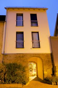 een gebouw met een boog ervoor bij Alte Stadtmauer - Apartment in Sinsheim