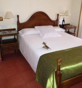 ein Bett mit einem Insekt darüber in der Unterkunft Villa de Elciego in Elciego