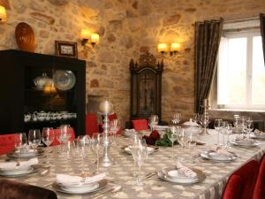 einen Tisch mit Gläsern und Tellern auf einem Zimmer in der Unterkunft Alltominho – Villas Summer Holidays in Afife