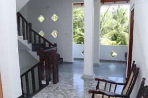 una scala in una casa con vista su una finestra di Villa Sureka a Hikkaduwa Altre 37 foto