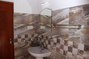 un bagno con lavandino e specchio di Villa Sureka a Hikkaduwa