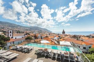 - une vue depuis le toit d'un hôtel avec piscine dans l'établissement Castanheiro Boutique Hotel, à Funchal