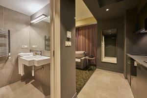 Uma casa de banho em M Suite Hotel