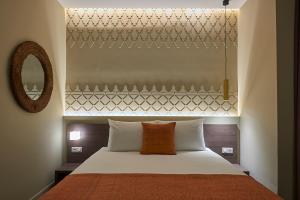 Uma cama ou camas num quarto em M Suite Hotel