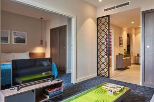 Uma área de estar em M Suite Hotel
