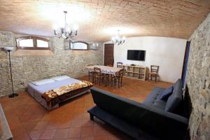 a living room with a bed and a dining room at Casa Santina in Girasole