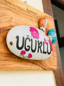 een bord met het woord urupal op een muur bij Gökçeada Uğurlu Apart in Ugurlu