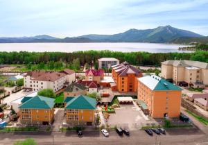 Luftblick auf eine kleine Stadt neben einem See in der Unterkunft Koktem Burabay in Borovoye