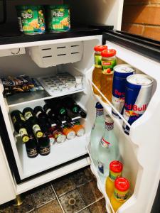 una nevera abierta llena de muchas bebidas en V. Apartment, en Sighişoara