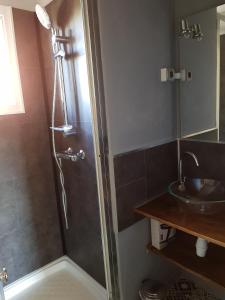 Kylpyhuone majoituspaikassa Marina village