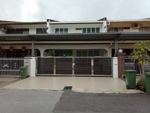 uma casa com um portão e uma garagem em 722 Homestay em Kuching