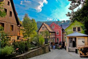 eine Straße in einer Stadt mit bunten Häusern in der Unterkunft Bio-Hotel Zur Mühle in Bad Schandau