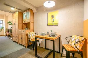 a kitchen with a table and chairs in a room at Hangzhou Xihu District ·Huanglong Sports Center Locals Apartment 00147450 in Hangzhou