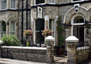 un edificio de ladrillo con flores en una ventana en Bronte Guest House, en York