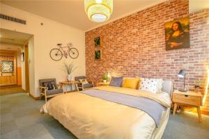 1 dormitorio con cama y pared de ladrillo en Hangzhou Xihu District ·Huanglong Sports Center Locals Apartment 00147450, en Hangzhou