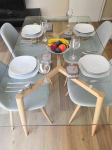 アメリー・レ・バン・パラルダにあるAppartement Thermes Amélie-Les-Bainsのガラステーブル(椅子付)、フルーツボウル