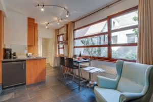 a kitchen with a couch and a table in a room at Grand Place Charbon Residence in Brussels