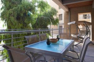 una mesa azul y sillas en el balcón en Chic & Quiet Apartments in City Center by FeelHome en Jerusalén