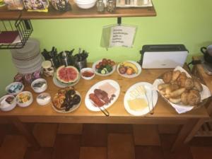 una tavola con molti tipi di cibo diversi di Penzion Seidl a Rokytnice nad Jizerou