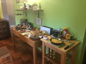 una mesa con un montón de comida. en Penzion Seidl en Rokytnice nad Jizerou
