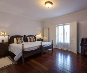 um quarto com uma cama e uma grande janela em Stunning view Alcobaça em Alcobaça