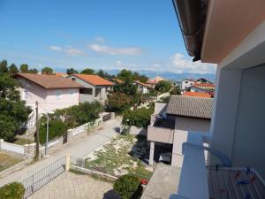 einen Balkon mit Blick auf ein Wohngebiet in der Unterkunft Apartmani Nin in Nin
