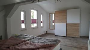 Ein Bett oder Betten in einem Zimmer der Unterkunft Ferienwohnung "Burgblick"