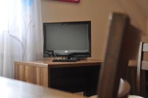 Televízia a/alebo spoločenská miestnosť v ubytovaní Penzion Pohádka