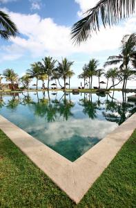 Der Swimmingpool an oder in der Nähe von The Samaya Seminyak Bali
