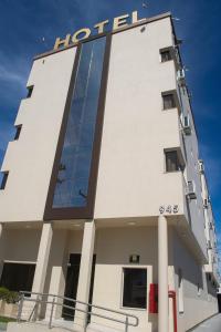 Hotel Marrocos في بيلوتاس: مبنى عليه لافته الفندق