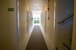 a hallway in a building with a long corridor at Hotel Marrocos in Pelotas